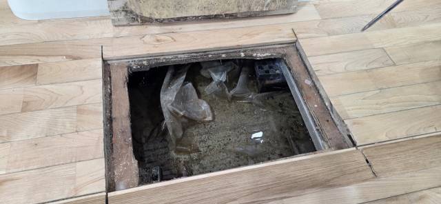 2일 부산남구시설관리공단에 따르면 남구국민체육센터 2관 1층 체육관 일부 마루 바닥 아래 구역에는 침수가 발생하고 있다. 박수빈기자 bysue@