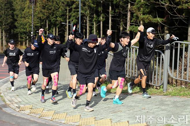 총 55.51km를 8시간 19분만에 완주한 동료들이 호국원에 힘차게 들어오고 있다. ⓒ제주의소리