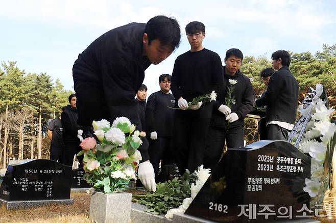 고 임성철 소방장 묘역에 헌화 중인 동료들. ⓒ제주의소리