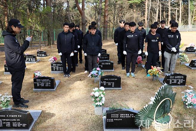 달리기를 마치고 정비한 뒤 간단한 추모식을 진행 중인 동료들. ⓒ제주의소리