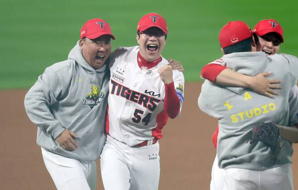 이범호 감독과 양현종(사진=KIA)