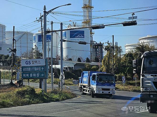 지난 28일 찾은 여수석화산업단지 GS칼텍스 공장 일원에 산업 원료를 적재한 화물트럭들이 드나들고 있다.최류빈기자 rubi@mdilbo.com