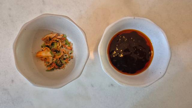 신라면 김치볶음면의 건더기 스프와 액상 스프./사진=김아름 기자 armijjang@