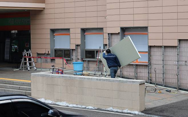 지난 1월 20일 오전 서울 마포구 서울서부지방법원에서 공사 관계자들이 파손된 외벽에 보수작업을 하고 있다. (사진=뉴시스)