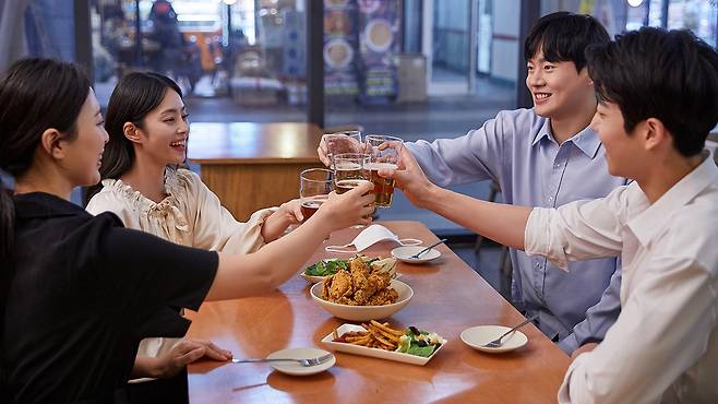 연말에는 평소 혈당 관리를 잘 해오던 당뇨 환자들도 음주를 완전히 피하기 쉽지 않다｜출처: 게티이미지뱅크