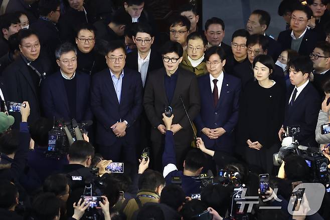 2024년 12월 3일 밤 윤석열 대통령이 비상계엄령을 선포한 가운데 4일 새벽 서울 여의도 국회 로텐더홀에서 한동훈 국민의힘 대표 등 의원들이 비상계엄 해제 요구 결의안 통과 후 입장을 발표하고 있다. 앞줄 오른쪽 두번째가 한지아 의원. 2024.12.4/뉴스1 ⓒ News1 김민지 기자