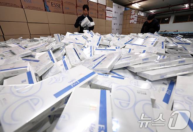 2일 서울 강남구 관세청 서울본부세관 창고에서 직원들이 밀수입 조직으로부터 압수한 담배를 정리하고 있다. 2025.12.2/뉴스1 ⓒ News1 구윤성 기자