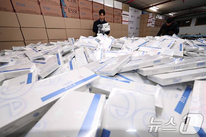 2일 서울 강남구 관세청 서울본부세관 창고에 밀수입 조직으로부터 압수한 담배가 쌓여있다. 2025.12.2/뉴스1 ⓒ News1 구윤성 기자