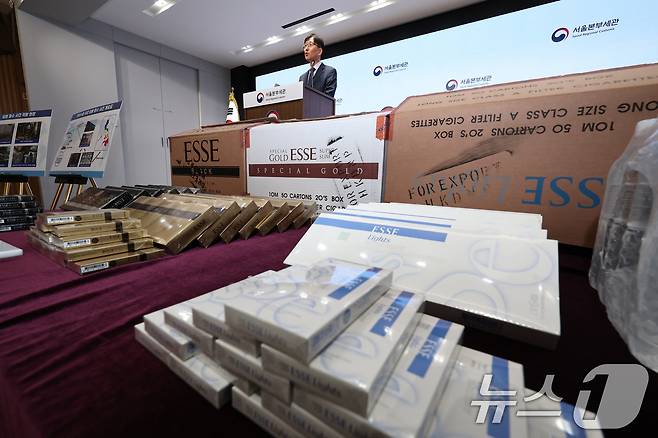 이철훈 서울본부세관 조사1국장이 2일 오전 서울 강남구 관세청 서울본부세관에서 국산 담배 175만 갑을 국내로 밀수입한 조직 검거 관련 브리핑을 하고 있다. 2025.12.2/뉴스1 ⓒ News1 구윤성 기자