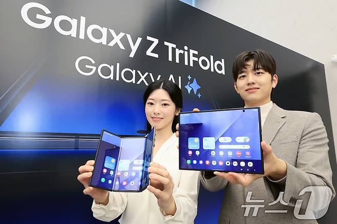 2일 서울 서초구 삼성 강남에서 열린 '삼성전자 갤럭시Z 트라이폴드 출시 미디어데이'에서 모델들이 갤럭시Z트라이폴드를 선보이고 있다. 2025.12.2/뉴스1 ⓒ News1 이호윤 기자