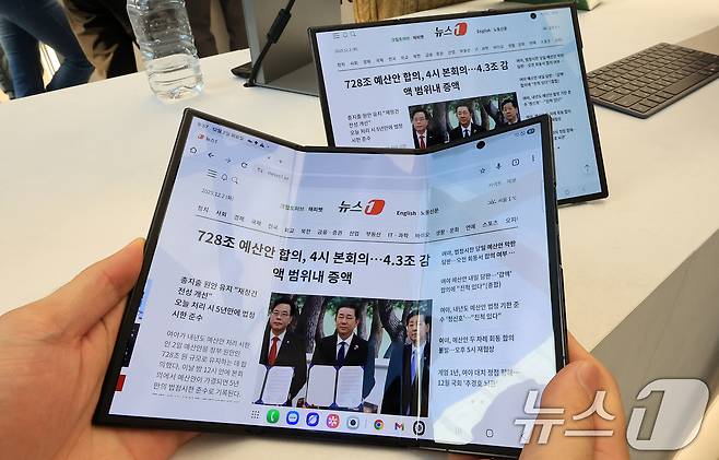 2일 서울 서초구 삼성 강남에서 열린 '삼성전자 갤럭시Z 트라이폴드 출시 미디어데이'에서 취재진들이 갤럭시Z트라이폴드를 체험하고 있다 2025.12.2/뉴스1 ⓒ News1 이호윤 기자