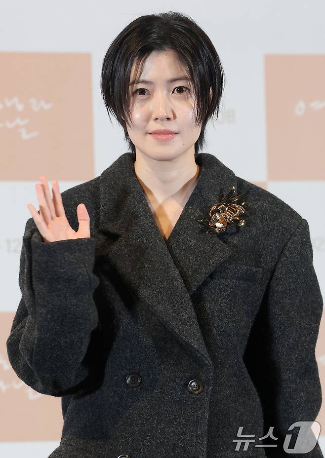 배우 심은경이 2일 서울 용산구 CGV용산아이파크몰에서 열린 영화 '여행과 나날' 언론 시사회 및 기자 간담회에서 포즈를 취하고 있다. '여행과 나날'은 어쩌면 끝이라고 생각한 각본가 '이'(심은경 분)가 어쩌다 떠나온 설국의 여관에서 의외의 시간을 보내면서 다시 시작되는 2025년 겨울, 일상 여행자들과 함께 떠나는 꿈같은 이야기를 그렸다. 2025.12.2/뉴스1 ⓒ News1 권현진 기자