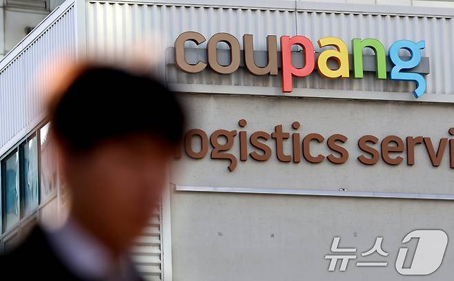 국내 최대 이커머스 업체 쿠팡에서 역대 최대 규모인 약 3370만 개의 고객 계정 정보 유출 사고가 발생했다. 이번 유출에는 이름·전화번호·배송지 등 신상정보가 포함된 것으로 알려져 소비자들 사이에서 2차 피해 우려도 확산하고 있다. 사진은 2일 서울 한 쿠팡 물류센터의 모습. 2025.12.2/뉴스1 ⓒ News1 이호윤 기자