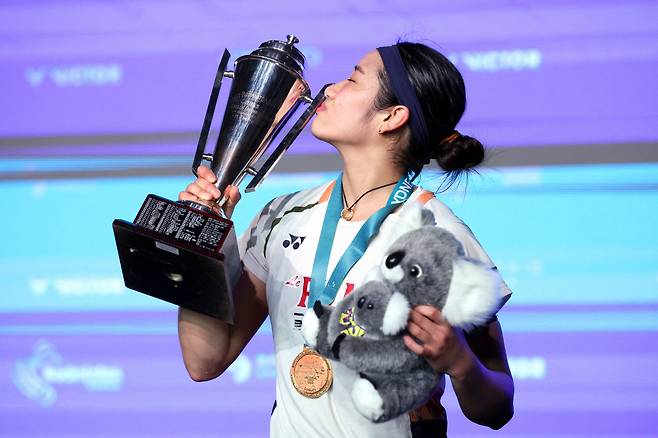South Korea?s An Se-young kisses the trophy after her victory against Indonesia?s Putri Kusuma Wardani in the women's singles final match at the Australia Open badminton tournament in Sydney on November 23, 2025. (Photo by DAVID GRAY / AFP) / -- IMAGE RESTRICTED TO EDITORIAL USE - STRICTLY NO COMMERCIAL USE --<저작권자(c) 연합뉴스, 무단 전재-재배포, AI 학습 및 활용 금지>