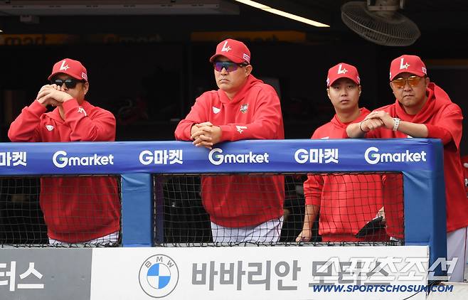 11일 인천SSG랜더스필드에서 열린 SSG와 삼성의 준PO 2차전. SSG 이숭용 감독이 경기를 지켜보고 있다. 인천=박재만 기자 pjm@sportschosun.com/2025.10.11/