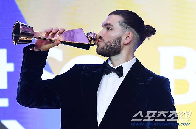24일 오후 서울 송파구 롯데호텔에서 2025KBO시상식이 열렸다. MVP에 뽑힌 폰세가 트로피에 입 맞추고 있다. 정재근 기자 cjg@sportschosun.com