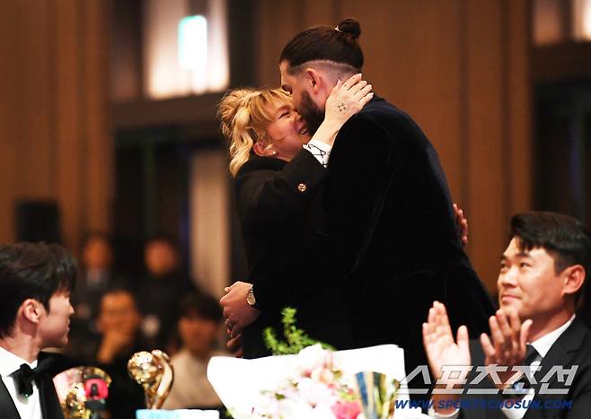 24일 오후 서울 송파구 롯데호텔에서 2025KBO시상식이 열렸다. MVP에 뽑힌 한화 폰세가 아내 엠마와 포옹하고 있다. 정재근 기자 cjg@sportschosun.com/2025.11.24/