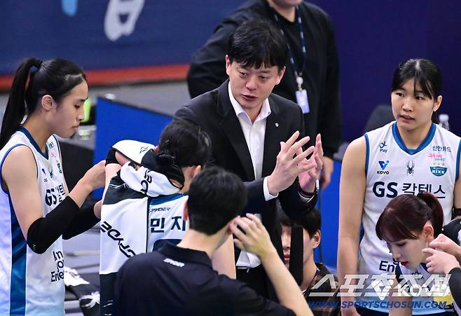 GS칼텍스 이영택 감독이 현대건설전서 작전지시를 하고 있다. 사진제공=KOVO