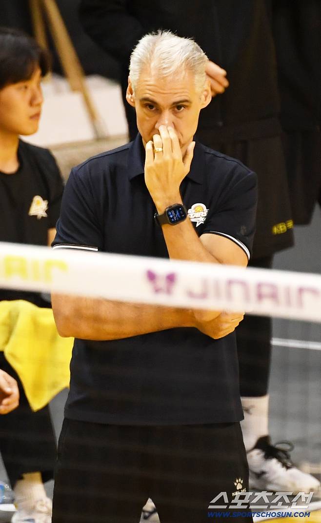 2일 의정부 경민대학교 체육관에서 열린 V리그 남자부 KB손해보험과 한국전력의 경기. 레오나르도 카르발류 감독이 생각에 잠겨 있다. 의정부=박재만 기자 pjm@sportschosun.com/2025.12.02/
