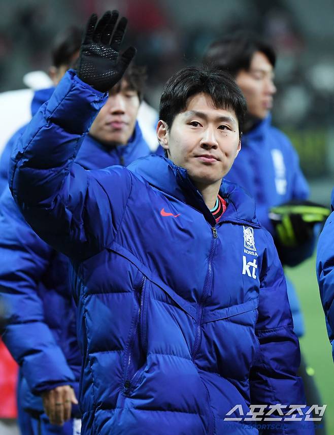 18일 서울월드컵경기장에서 열린 한국과 가나의 축구대표팀 평가전.   한국이 1대0으로 승리한 가운데 이강인이 팬들에게 인사하고 있다. 상암=정재근 기자 cjg@sportschosun.com/2025.11.18/