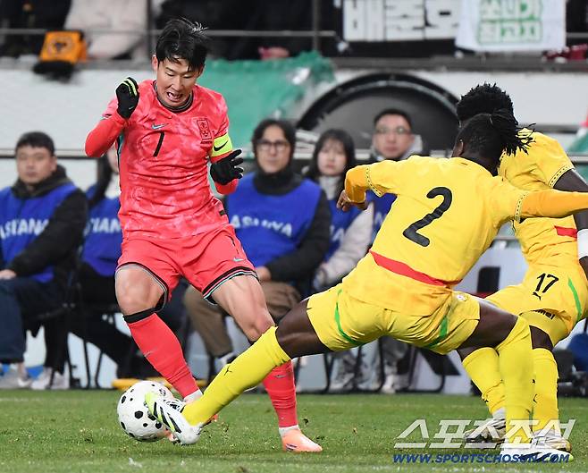 18일 서울월드컵경기장에서 열린 한국과 가나의 축구대표팀 평가전.   손흥민이 파울을 얻어내고 있다. 상암=정재근 기자 cjg@sportschosun.com/2025.11.18/
