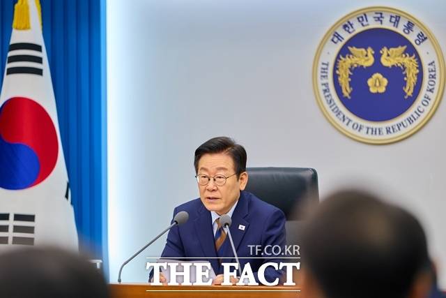 이재명 대통령은 2일 가짜뉴스를 두고 "민주질서를 파괴하는 행위"라고 지목하며 전 정부 차원의 대책을 주문했다. 이 대통령이 11월 27일 용산 대통령실에서 주재한 제16차 수석보좌관회의에서 발언하고 있다. /대통령실