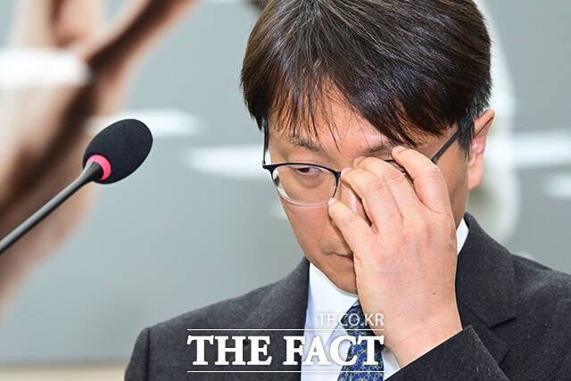 안경 고쳐쓰는 박대준 대표이사.