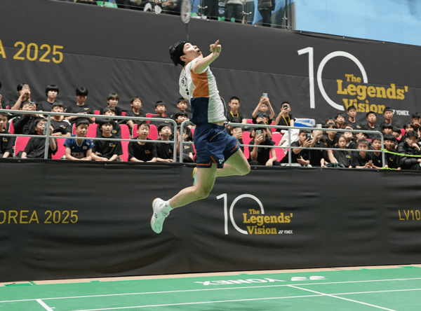 서승재가 주니어 선수들 앞에서 강력한 스매싱을 날리고 있다. 요넥스 코리아