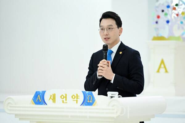 유재욱 베드로지파장이 '제3회 베드로지파 계시록 암기 천국고시'에 응시한 성도들에게 응원의 말을 전하고 있다. /사진-신천지 베드로지파