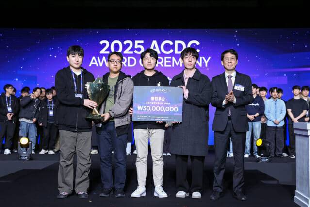 '2025 인공지능 해킹방어 대회' 종합우승팀인 '과학기술정보통신부'팀원들이 기념촬영을 하고 있다.