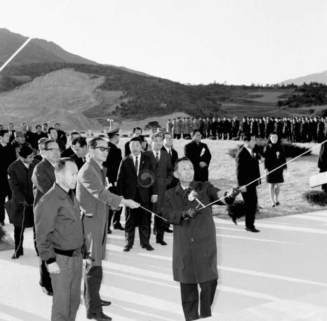 1970년 경부고속도로 준공 기념식에 참석한 박정희 전 대통령. (사진=국가기록원)