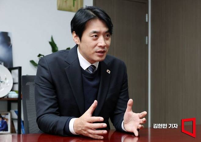 한준호 더불어민주당 의원이 국회 의원실에서 아시아경제와 인터뷰를 하고 있다. 2025.12.1 김현민 기자