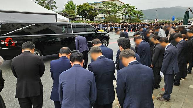 김건희 여사 의혹을 수사 중인 민중기 특별검사팀에서 조사받은 뒤 숨진 경기 양평군청 소속 50대 사무관(5급) A씨의 영결식이 10월 14일 경기도 양평군청에서 엄수되고 있다./연합뉴스