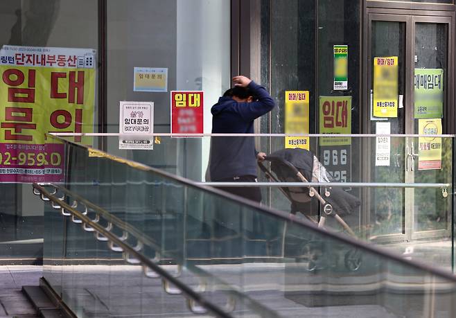 지난달 2일 서울 시내 한 아파트 단지 내 상가에 임대문의가 게시된 모습. /뉴스1