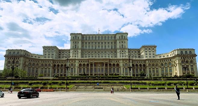 부쿠레슈티 도심에 자리한 거대한 의회 건물인 인민궁전