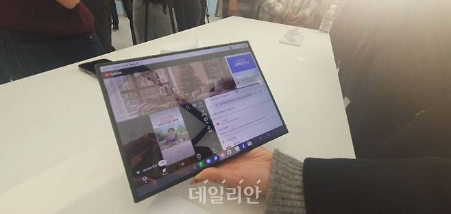 '갤럭시 Z 트라이폴드폰'은 펼친 화면에서는 3분할 멀티윈도우를 통해 3개의 앱을 동시에 띄울 수 있다.ⓒ데일리안 조인영 기자