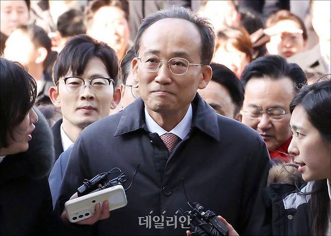 12·3 비상계엄 해제 표결을 방해한 혐의를 뒤집어쓴 추경호 국민의힘 전 원내대표가 지난 2일 오후 서울 서초구 서울중앙지방법원에서 열린 영장실질심사(구속전피의자심문)에 출석하며 국민의힘 의원들의 응원을 받고 있다. ⓒ데일리안 홍금표 기자