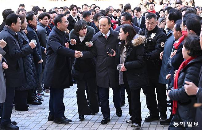 추경호 국민의힘 의원이 2일 서울 서초구 서울중앙지방법원에서 열린 구속 전 피의자 심문(영장실질심사)에 출석하며 국민의힘 의원들의 응원을 받고 있다. 2025. 12. 2. 이한결 기자 always@donga.com