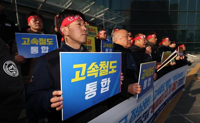 전국철도노동조합 관계자들이 2일 서울역에서 총파업(12.11) 예고 기자회견을 열고 고속철도(KTX-SRT) 통합, 안전대책 마련, 성과급 정상화 등을 촉구하고 있다. 2025.12.02 뉴시스