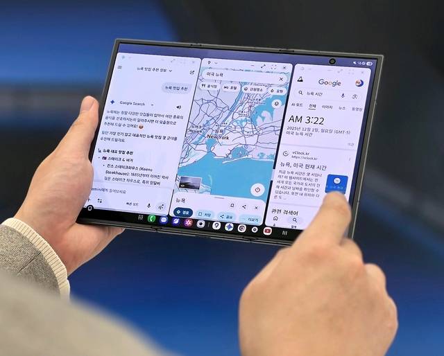 모델이 ‘갤럭시 Z 트라이폴드’를 소개하고 있다. 삼성전자 제공