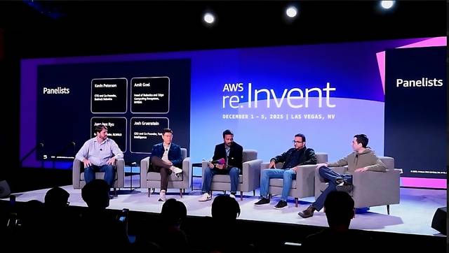 류중희(왼쪽 두번재) 리얼월드 최고경영자(CEO)와 패널들이 1일(현지시간) 미국 라스베이거스에서 열린 ‘AWS 리인벤트 2025’의  ‘피지컬 AI 트렌드 브리핑’ 세션에서 토론하고 있다. 임성원 기자
