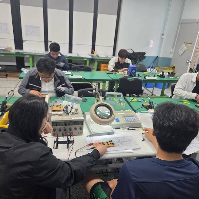 한림공고 학생들이 우주항공 전문분야 교육을 받고 있는 모습. 한림공고 제공