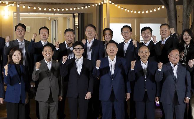 윤석열 전 대통령이 2024년 9월24일 서울 용산 대통령실 앞 분수정원에서 열린 국민의힘 지도부 초청 만찬 뒤 한동훈 대표, 추경호 원내대표 등 국민의힘 지도부, 대통령실 참모진과 함께 기념 촬영을 하고 있다. 대통령실 제공