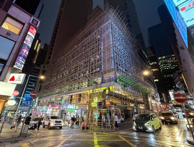 홍콩 홍콩 섬 센트럴의 한 건물 개보수 공사 현장. 해당 건물의 개보수는 최소 151명이 숨진 화재가 발생한 고층아파트 '웡 푹 코트' 개보수 공사를 하던 '프레스티지 건설'이 담당하고 있다. 홍콩=허유정 기자