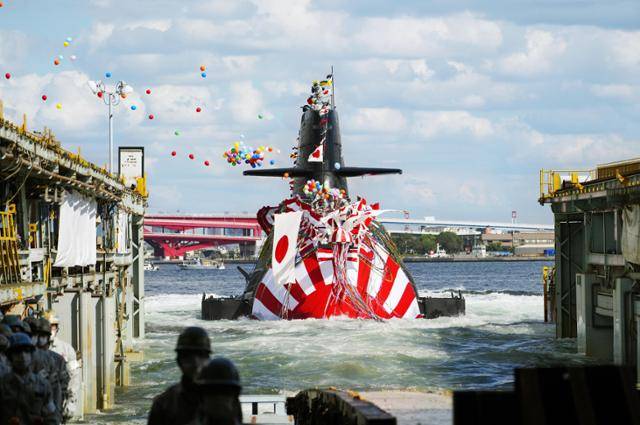 일본 해상자위대의 3,000톤급 잠수함 '하쿠게이'가 2021년 10월 14일 효고현 고베시에서 열린 진수식에서 취역하고 있다. 도쿄=교도 연합뉴스
