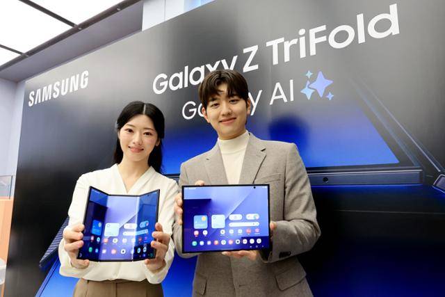 2일 서울 서초구 삼성강남에서 열린 삼성전자 갤럭시 Z 트라이폴드 출시 미디어브리핑에서 모델들이 갤럭시 Z 트라이폴드를 선보이고 있다. 뉴스1