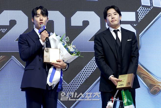 (주)조아제약과 일간스포츠가 공동제정한 '2025 조아제약 프로야구 대상' 시상식이 2일 오전 서울 강남구 라움아트센터에서 열렸다. 삼성 원태인과 LG 임찬규가 최고 투수상을 공동 수상한 후 수상소감을 밝히고 있다. 국내 최고의 권위를 자랑하는 일간스포츠-조아제약 프로야구 대상은 1977년 출범 이후 48년의 역사를 이어온 명실상부 국내 최고의 프로야구 시상식이다. 올해 시상식은 전통 시상식의 틀을 뛰어넘어, 팬들이 참여하는 토크쇼, 특별사인회 등 다채로운 행사로 거듭났다. 특별취재단/2025.12.02/