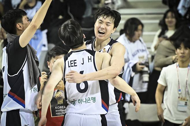 대표팀 이현중과 이정현이 1일 원주 DB프로미 아레나에서 열린 중국과의 2027 FIBA 월드컵 아시아 예선 1라운드 조별리그 B조 2차전 중 환호하고 있다. 사진=대한민국농구협회