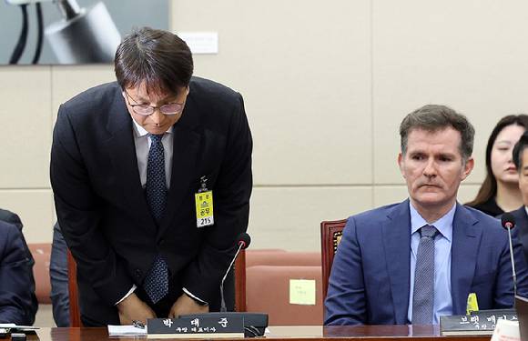 박대준 쿠팡 대표가 2일 서울 여의도 국회에서 열린 과학기술정보방송통신위원회 전체회의에 출석해 고개 숙여 인사를 하고 있다. 사진은 왼쪽부터 박대준 쿠팡 대표, 브랫 매티스 쿠팡 최고정보보호책임자(CISO). [사진=연합뉴스]