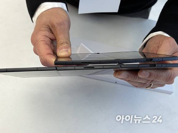 갤럭시 Z 폴드7(위쪽)과 갤럭시 Z 트라이폴드(아래쪽) 두께 비교 [사진=권서아 기자]